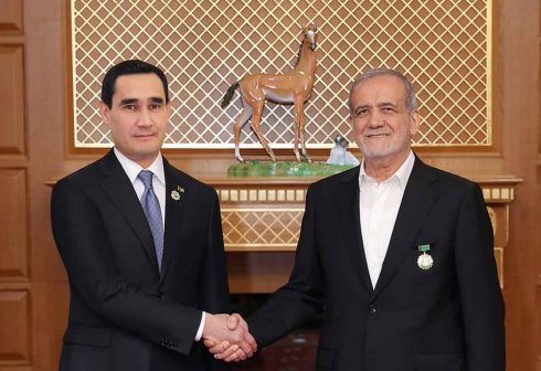 Turkmenistan’s President Congratulates Iranian Counterpart on Revolution Day