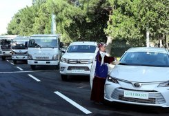 Türkmenistanyň Prezidentiniň adyndan “Arçman” şypahanasyna awtoulaglar sowgat berildi