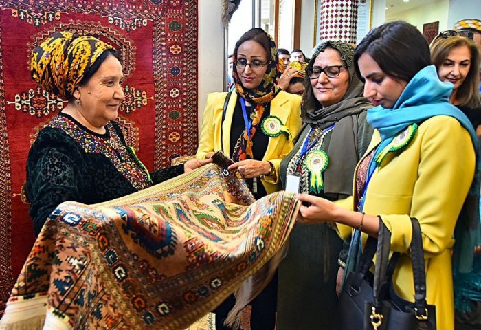 Президент Туркменистана поручил организовать электронные торги ковров и ковровых изделий
