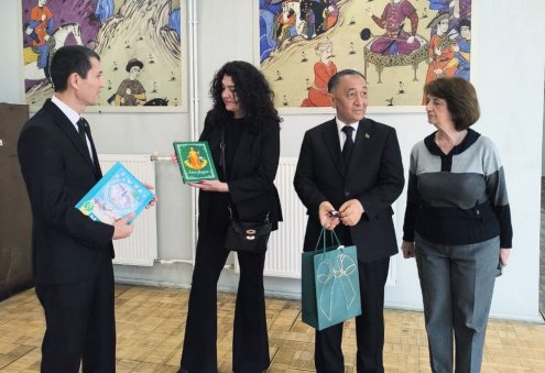 Türkmenistanyň we Gruziýanyň alymlary bilelikde milli golýazmalary öwrenýärler