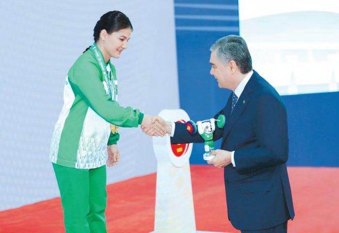Turkmen Athlete Becomes World Champion in Weightlifting