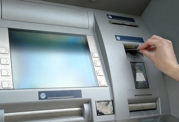 Бердымухамедов объявил выговоры за сбои в работе банкоматов и транспорта