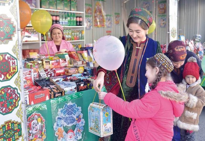 883 новогодние мобильные торговые точки обслуживают население Туркменистана