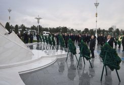 Мировые лидеры возложили цветы к Монументу Нейтралитета в Ашхабаде