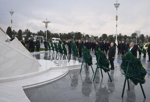 Мировые лидеры возложили цветы к Монументу Нейтралитета в Ашхабаде