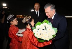 Президент Мирзиёев прибыл в Ашхабад для мероприятий высокого уровня