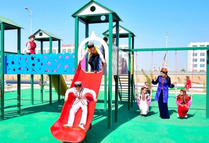 Türkmenistan’da sekiz ve üzeri çocuk doğuran annelerin emeklilik yaşları düşürüldü