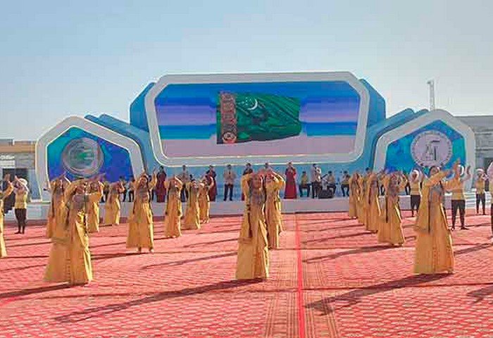 Türkmenistanyň Prezidenti Türkmenabatda mineral dökünleri öndürýän toplumyň gurluşygyna badalga berdi