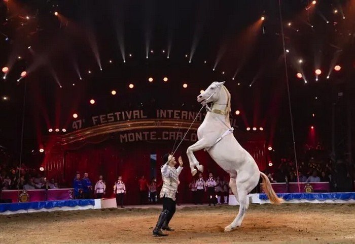“Galkynyş” milli at üstündäki oýunlar topary Baku şäherinde çykyş eder