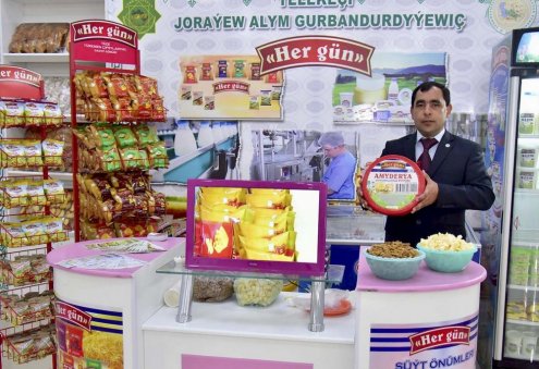 Türkmen telekeçisi kakadylan çörek bölejikleriniň günde 36 müň gabyny taýýarlaýar