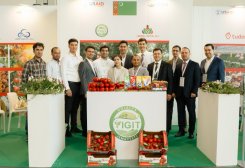 Туркменские предприниматели демонстрируют свою продукцию на продовольственной выставке в Италии