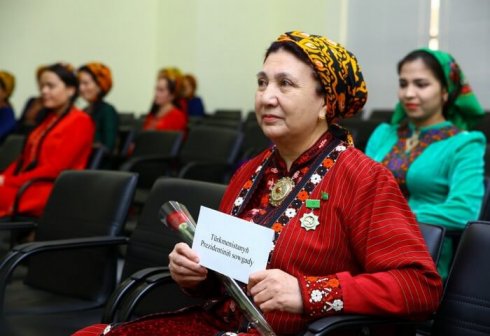Türkmenistanda Halkara zenanlar güni mynasybetli aýal-gyzlara pul sowgatlary gowşurylar
