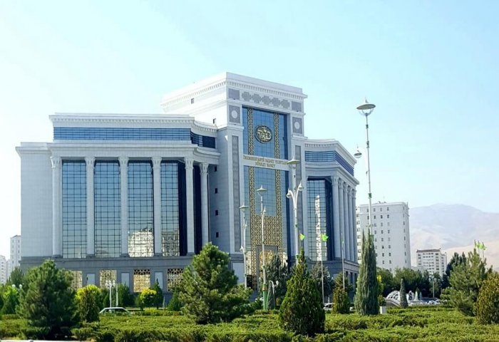 Türkmen banky söwdany daşary ýurt walýutasynda maliýeleşdirmek boýunça bäsleşik geçirýär