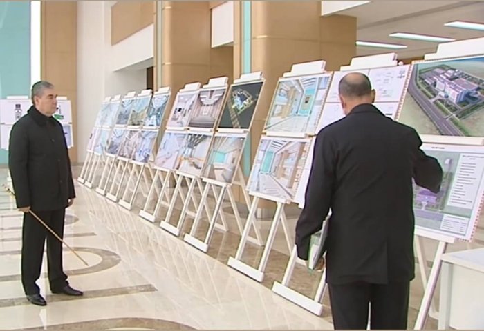 Глава Туркменистана ознакомился со строительством нового медкомплекса в Балкане
