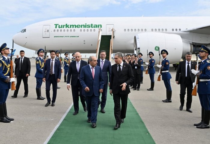 Gurbanguly Berdimuhamedov Arrives in Azerbaijan for Official Visit
