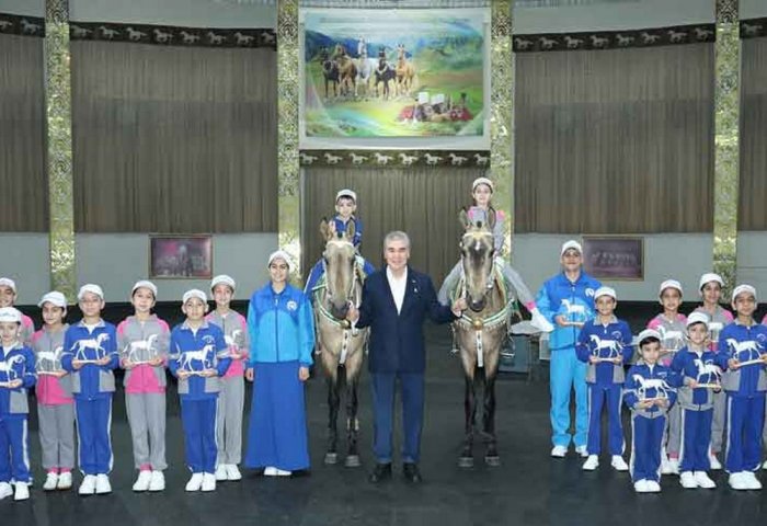 “At — myrat” okuw merkezine haýyr-sahawat gaznasyndan pul sowgady gowşuryldy