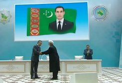 Dünya Türkmenlerinin temsilcileri, DTİB’nin İnsani Saygı Nişanı ile ödüllendirildiler