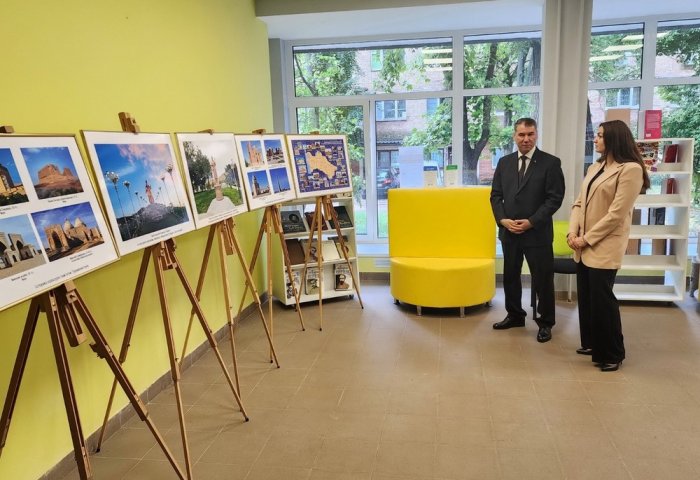 Turkmen Ambassador Presents Magtymguly Fragi Poetry Collection to Kyiv Library