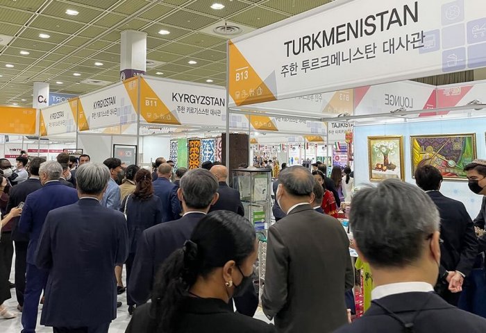 Türkmen dokma önümleri Koreýanyň import harytlarynyň sergisinde görkezilýär