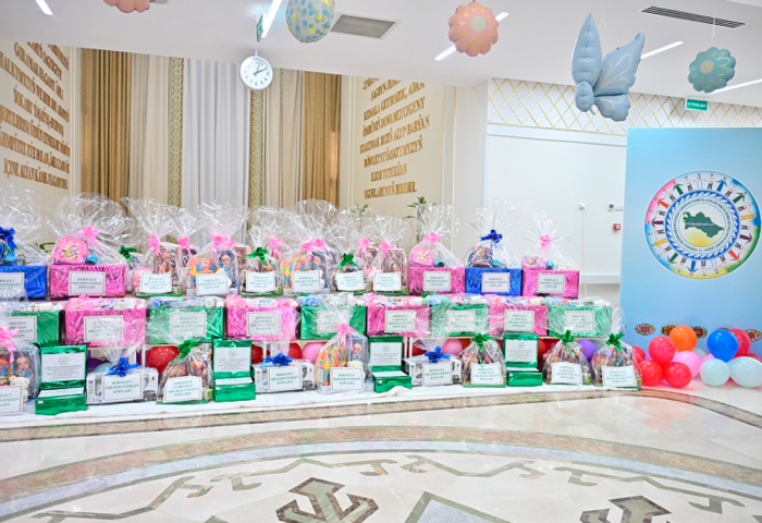 Arkadag Gyzy Gurbangul Receives Certificate and Gifts