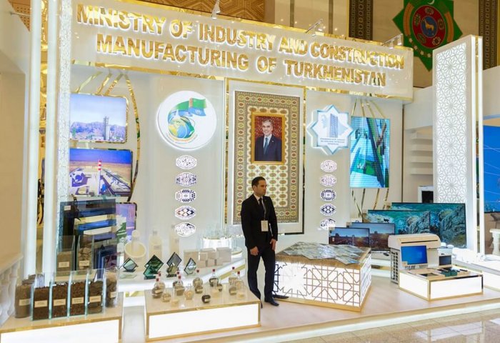 Начала работу выставка в честь 25-летия Постоянного Нейтралитета Туркменистана