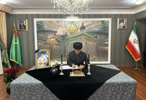 Turkmen Foreign Minister Pays Tribute to Ayatollah Khamenei