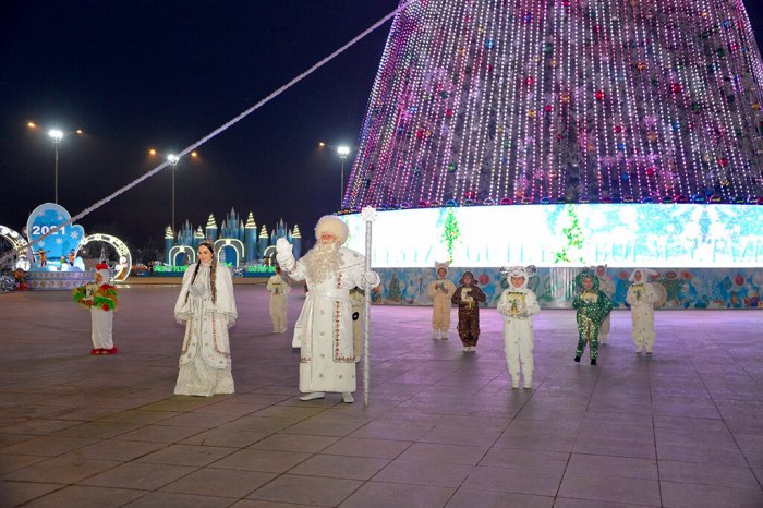 Türkmenistan'da Yılbaşı Agacı'nın ışıkları yakıldı
