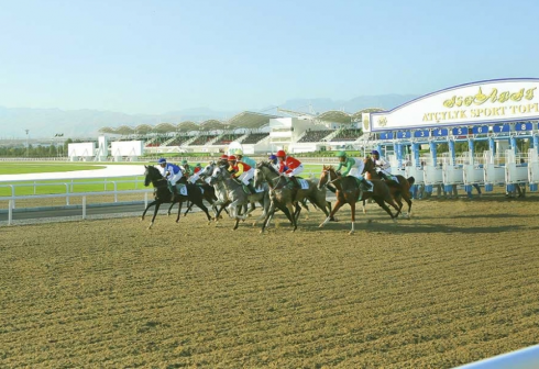 Turkmen President Attends Festive Horse Races at Ashgabat Equestrian Complex
