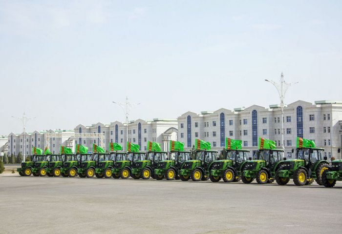Türkmenistanlı özel tarım üreticilerine yeni John Deere makinaları teslim edildi