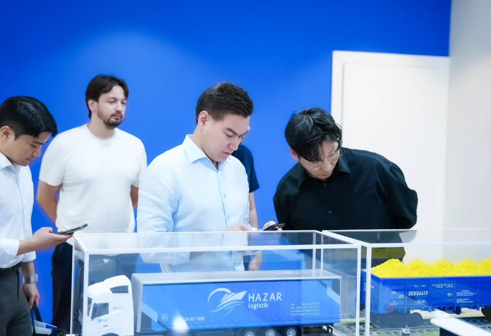 “Hazar Logistik” hojalyk jemgyýeti bilen Günorta Koreýanyň “Hyundai Corporation” kompaniýasynyň wekilleriniň iş duşuşygy, Aşgabat, Türkmenistan (Surat: “Hazar Logistik”)