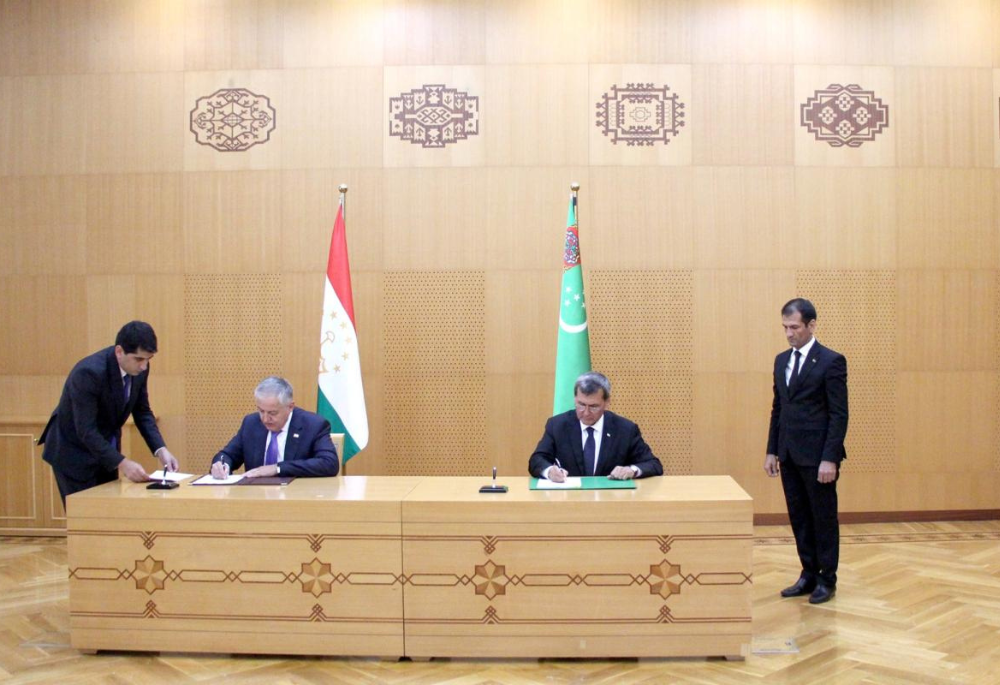 The signing ceremony of the Cooperation Program for 2027-2028 between the Foreign Ministries of Turkmenistan and Tajikistan. (Photo: Ministry of Foreign Affairs of Turkmenistan)