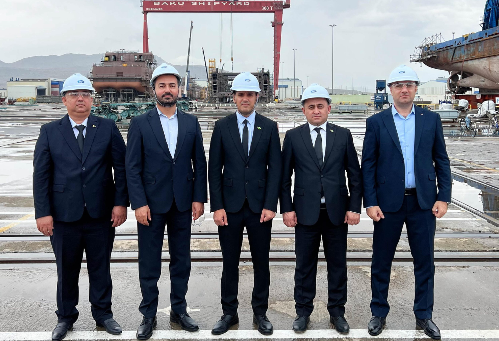 Türkmenistanyň wekiliýeti Bakuwyň gämi gurluşyk zawodynda, 2026-njy ýylyň 8-nji sentýabry. (Surat: "Baku Shipyard"/"Facebook")