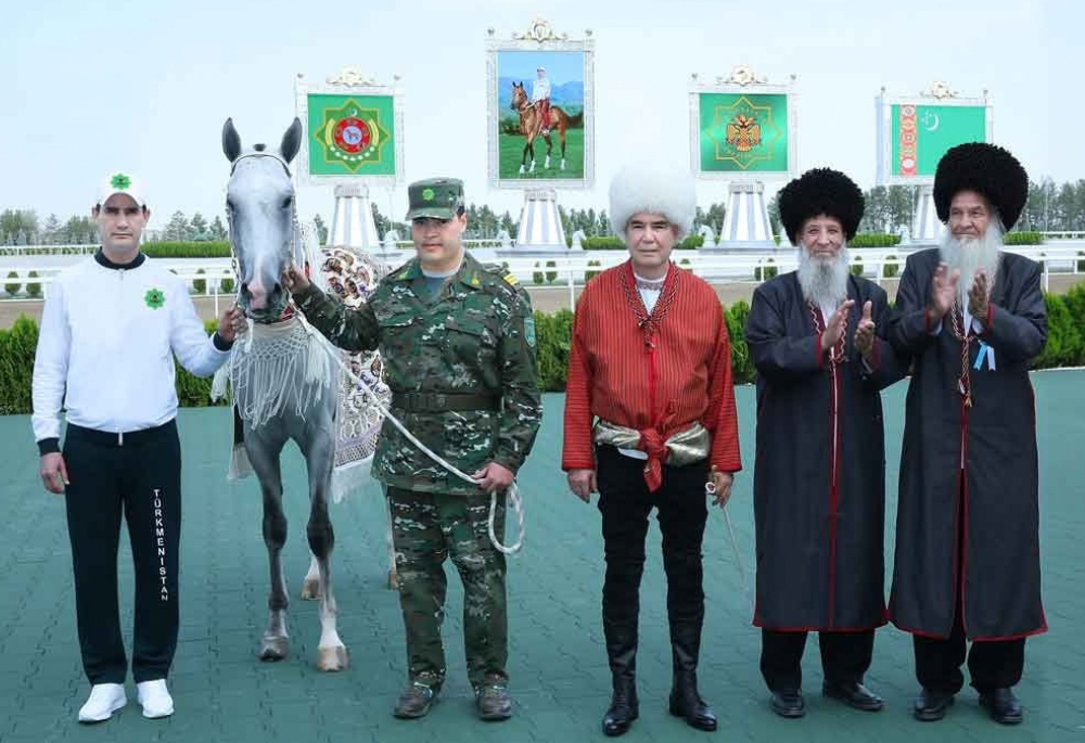 Почётные старейшины преподносят награду скакуну, подготовленному молодым сейисом Керимгулы Бердымухамедовым (Фото: ТДХ)