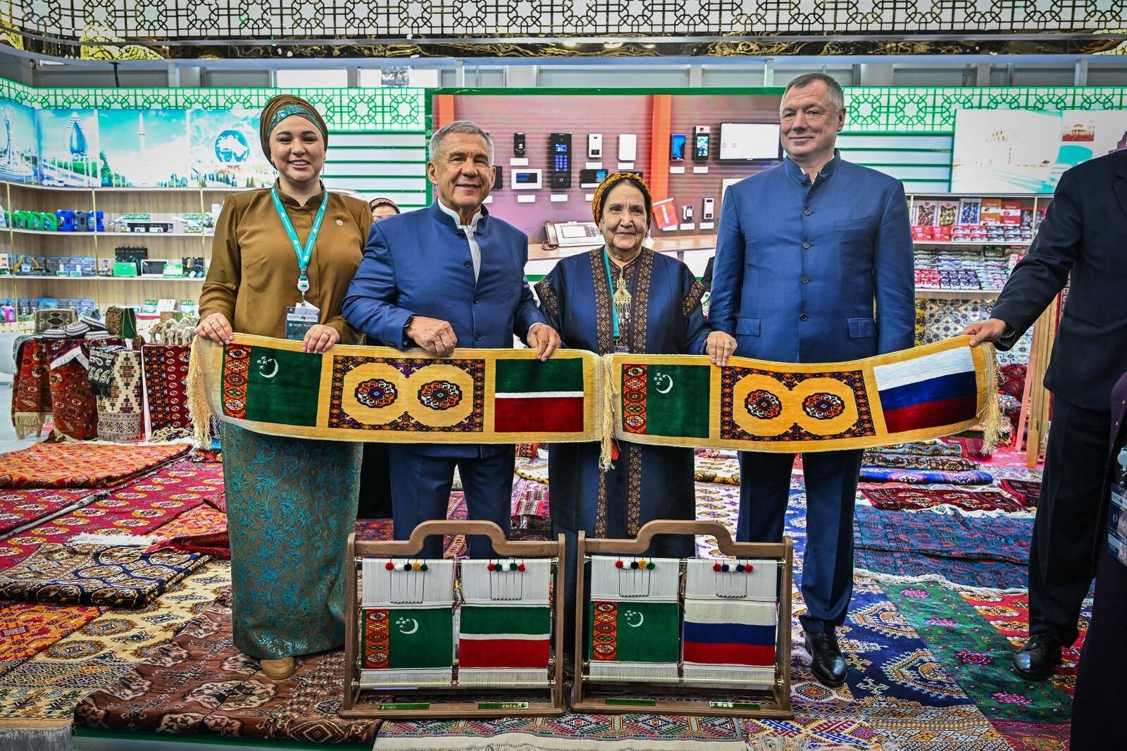 Rustam Minnikhanov and Marat Khusnullin visit the Turkmenistan pavilion at the exhibition within the framework of “Russia – Islamic World: KazanForum,” May 14, 2026, Kazan, Tatarstan (Photo: Rustam Minnikhanov).