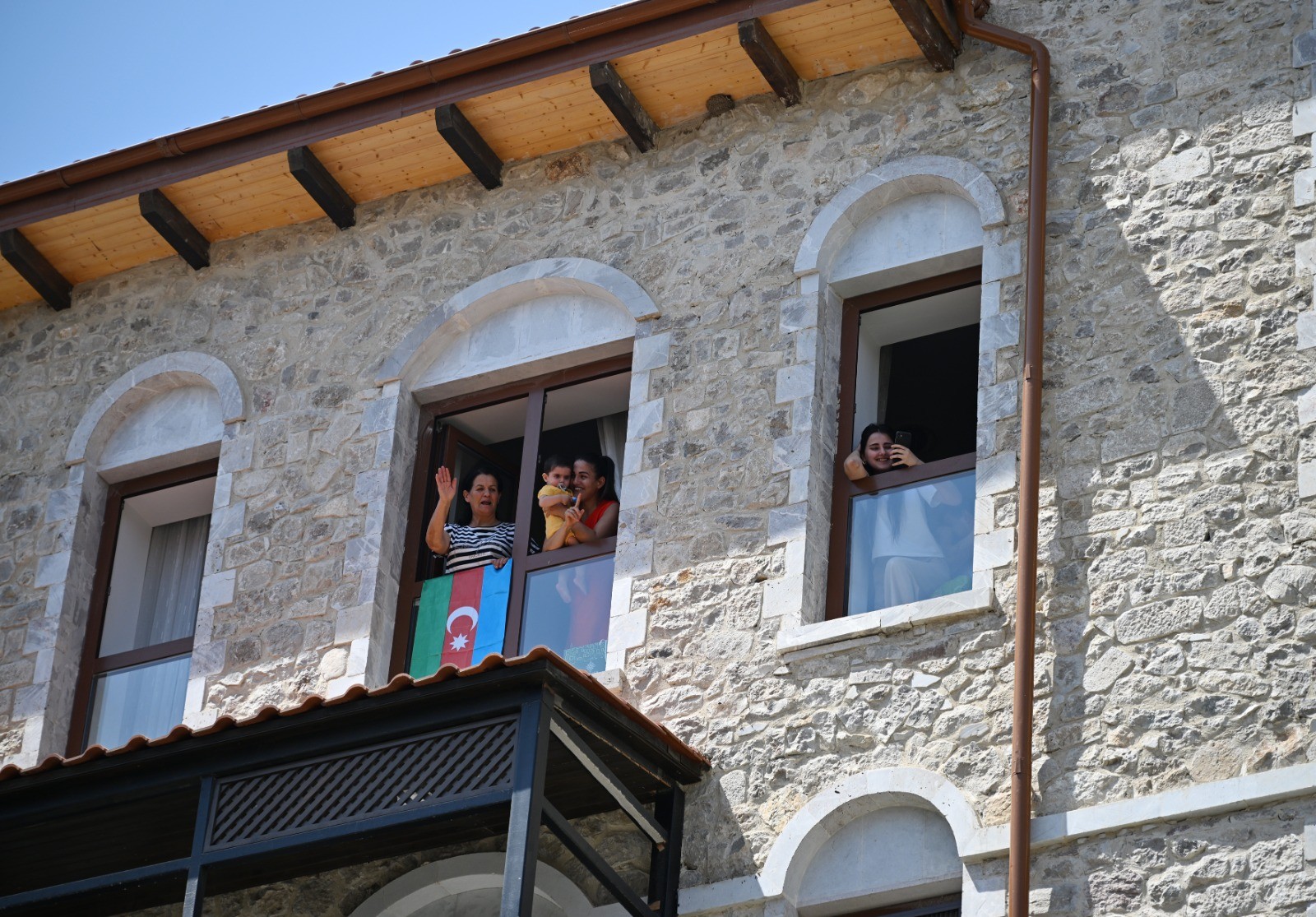 Жители нового ЖК приветствуют Гурбангулы Бердымухамедова и Ильхама Алиева, 17 июля, 2025 г., Шуша, Азербайджан (Фото: пресс-служба Президента Азербайджана)