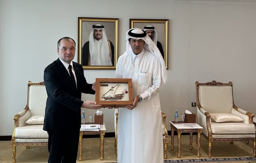 Türkmen Ilçisiniň Katar Döwletiniň ministri bilen duşuşygy, 2025-nji ýylyň 23-nji iýuly, Doha şäheri, Katar. (Surat: Türkmenistanyň Katar Döwletindäki Ilçihanasy)