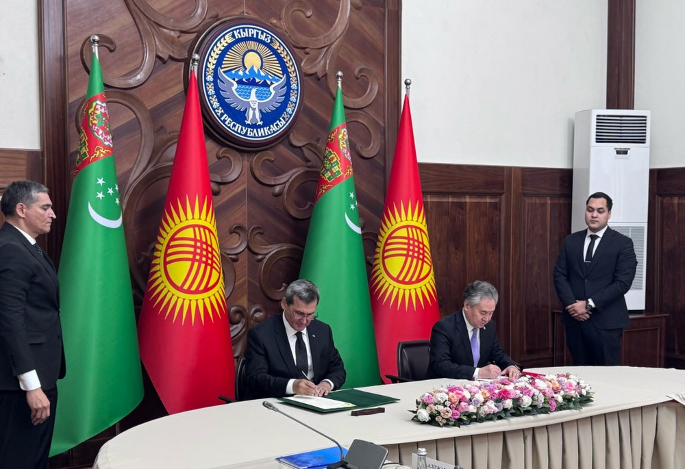 Министр иностранных дел Туркменистана Рашид Мередов и Министр иностранных дел Кыргызстана Жээнбек Кулубаев подписывают Программу сотрудничества между внешнеполитическими ведомствами двух стран на 2025–2026 годы, 26 февраля, 2025 г., Бишкек, Кыргызстан. (Фото: mfa.gov.tm)