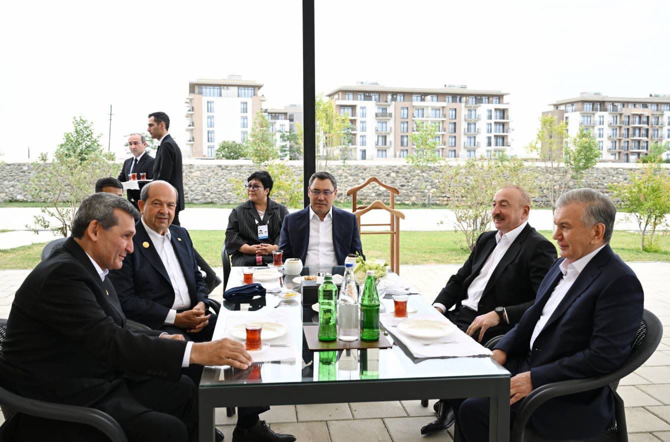 Ykdysady Hyzmatdaşlyk Guramasynyň (YHG) 17-nji sammitiniň çäklerinde geçirilen medeni çäre, 2025-nji ýylyň 3-nji iýuly, Azerbaýjan (Surat: Azerbaýjanyň Prezidentiniň metbugat gullugy)