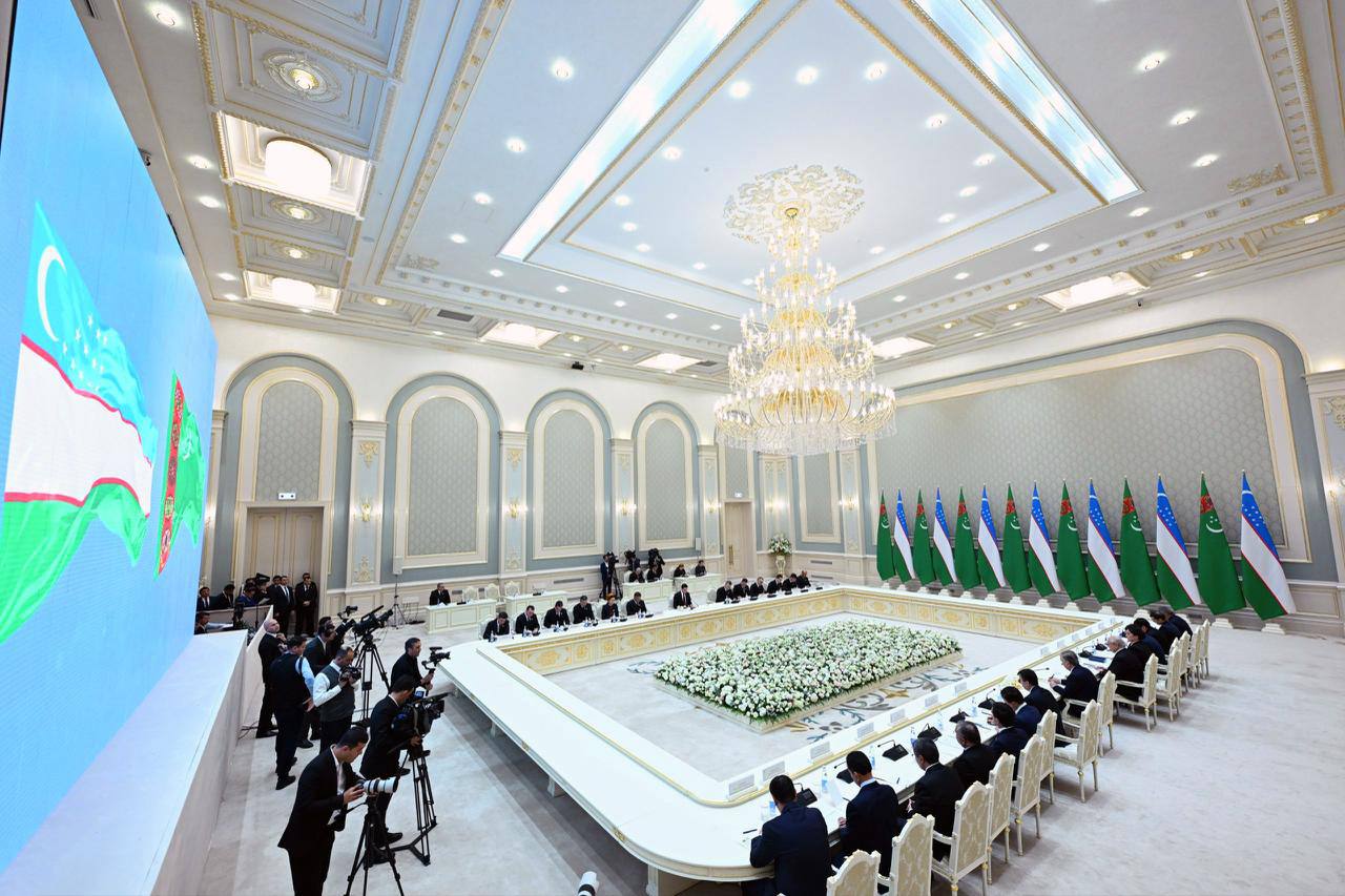 Переговоры Президента Туркменистана и Президента Узбекистана Шавката Мирзиёева в расширенном формате, 17 ноября, 2025 г., Ташкент, Узбекистан (Фото: Пресс-служба Президента Узбекистана)