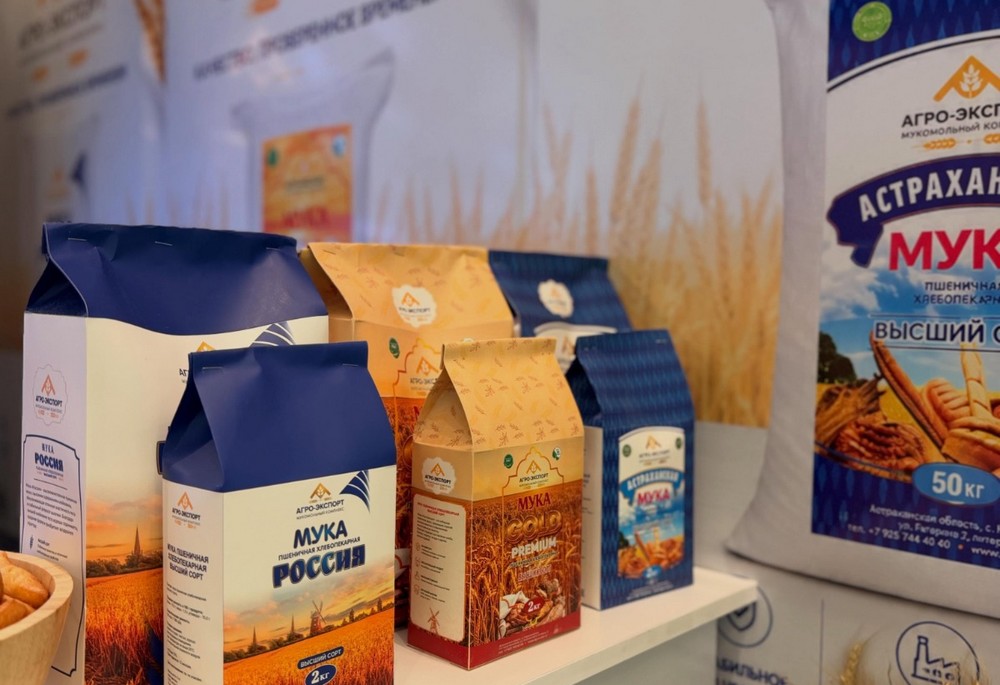 “AgroEksport” kompaniýasynyň "Agro Pack Turkmenistan – 2026" halkara sergisindäki önümleriniň nusgalary görkezilen sergi diwarlygy, 2026-njy ýylyň 12-nji maýy, Aşgabat, Türkmenistan