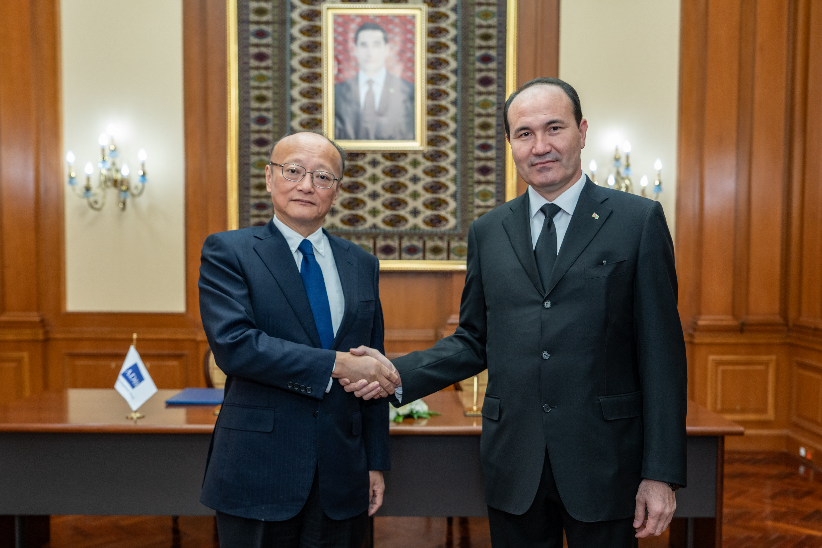 AÖB-niň Prezidentiniň Türkmenistanyň Merkezi bankynyň başlygy bilen duşuşygy, 2025-nji ýylyň 11-nji noýabry, Aşgabat, Türkmenistan (Surat: Masato Kandanyň X-daky sahypasy)