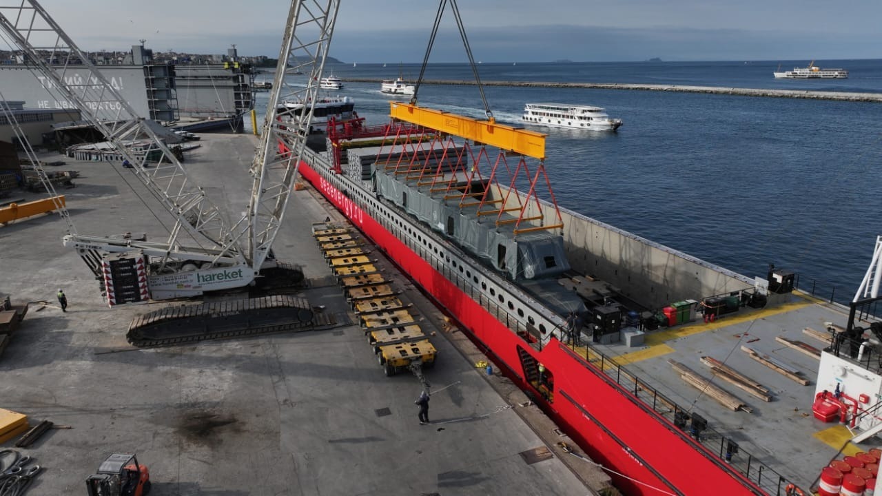 “Suvari Shipping and Trading Co Inc.” agyr we iri göwrümli ýükleri daşamagy amala aşyrýar