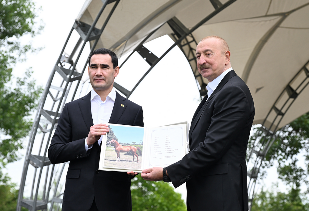 Azerbaýjanyň Prezidenti Ilham Aliýew Türkmenistanyň Prezidenti Serdar Berdimuhamedowa sowgat beren garabag bedewiniň şahadatnamasyny gowşurýar. 2026-njy ýylyň 23-nji iýuny, Şuşa, Azerbaýjan (Surat: “AZERTAC”)