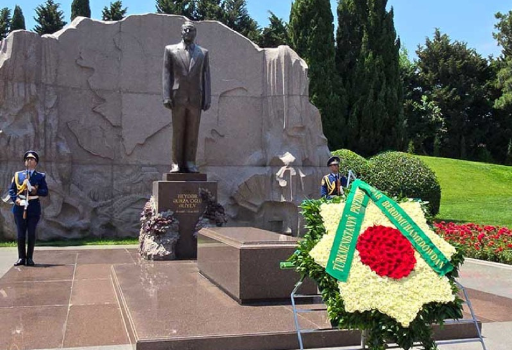 Türkmenistanyň Prezidenti Serdar Berdimuhamedow Geýdar Aliýewiň ýadygärligine gül desselerini goýdy, 2026-njy ýylyň 22-nji iýuny, Baku, Azerbaýjan (Surat: "Azertac")