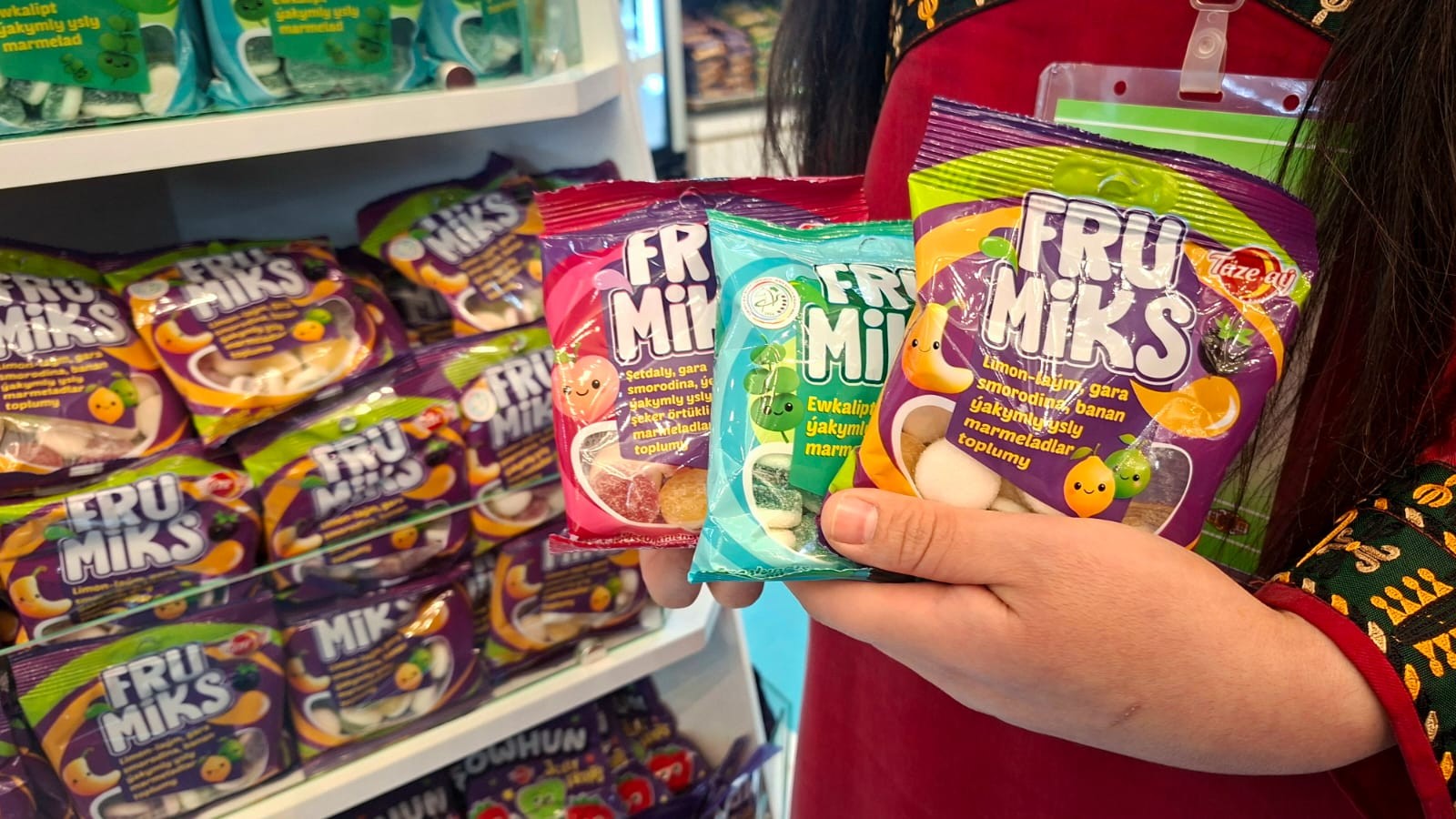 Telekeçi Begenç Orazowyň “Täze Aý” haryt nyşany bilen iş alyp barýan süýji-köke kärhanasynyň täze önümleri (Surat: BT)